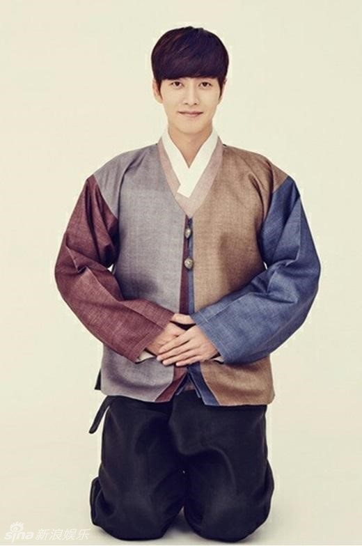 韩星朴海镇穿韩服拜早年 学长新剧收视高